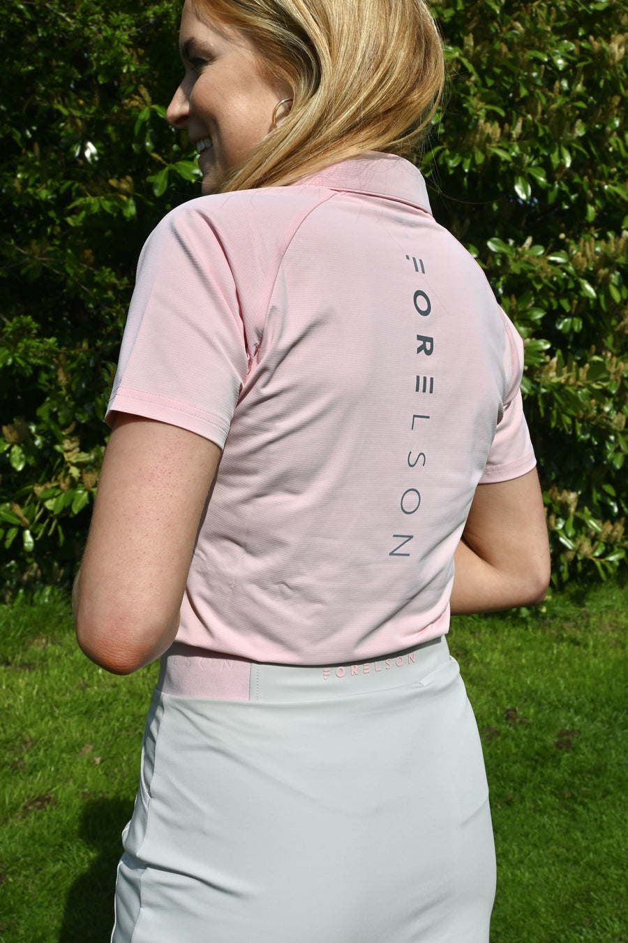 Women's pink golf skort. Side and back pockets. Elasticated waistband.